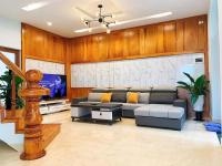 ein Wohnzimmer mit Couch und Fernseher in der Unterkunft NHỚ House IV in Da Lat