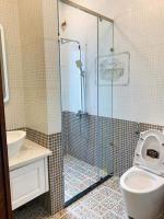 ein Badezimmer mit Dusche, Toilette und Waschbecken in der Unterkunft NHỚ House IV in Da Lat