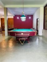 een biljarttafel in een kamer met een paarse muur bij Villa Tambaka in Anuradhapura