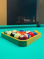 een groep biljartballen in een pooltafel bij Villa Tambaka in Anuradhapura