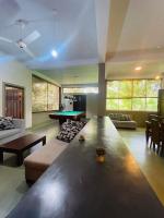 een woonkamer met een tafeltennistafel. bij Villa Tambaka in Anuradhapura