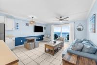 The Summit 505 - Luxury Beach Resort Condo - Beachfront - FREE BEACH CHAIRS AND SUNSHADEにあるテレビまたはエンターテインメントセンター