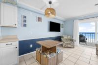 The Summit 505 - Luxury Beach Resort Condo - Beachfront - FREE BEACH CHAIRS AND SUNSHADEにあるテレビまたはエンターテインメントセンター