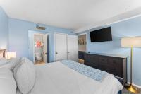 The Summit 505 - Luxury Beach Resort Condo - Beachfront - FREE BEACH CHAIRS AND SUNSHADEにあるベッド