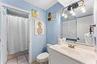 The Summit 505 - Luxury Beach Resort Condo - Beachfront - FREE BEACH CHAIRS AND SUNSHADEにあるバスルーム