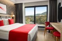 Postel nebo postele na pokoji v ubytování Ramada by Wyndham Dalaman