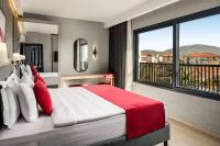 Postel nebo postele na pokoji v ubytování Ramada by Wyndham Dalaman