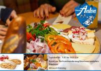 Una mesa con un plato de comida sobre una mesa. en Chalet Appartement Antonhaus, en Gaschurn