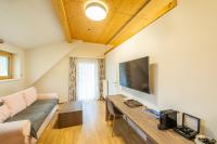 Telewizja i/lub zestaw kina domowego w obiekcie Apartmenthaus Pastner am Teich