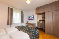 Telewizja i/lub zestaw kina domowego w obiekcie Apartmenthaus Pastner am Teich