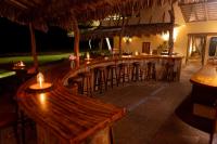 Garden House - Ilha do Guajiru في إيتاريما: بار به كراسي مرتفعة في منتجع