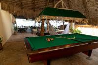 Garden House - Ilha do Guajiru في إيتاريما: طاولة بلياردو في غرفة مع مسبح