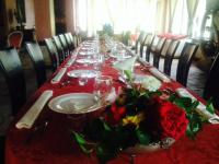 ein langer Tisch mit Weingläsern und Blumen darauf in der Unterkunft La Chiesuola in Viterbo