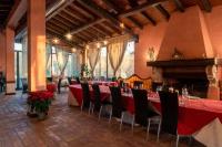 Zimmer mit einem langen Tisch mit Stühlen und einem Kamin in der Unterkunft La Chiesuola in Viterbo