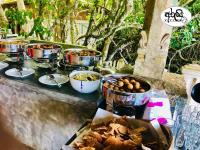een buffet met eten op een tafel bij Araliya Villa in Balapitiya