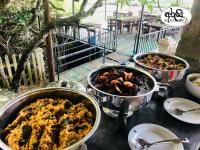 een tafel met drie pannen met eten erop bij Araliya Villa in Balapitiya