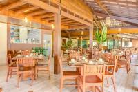 イタカレにあるEcoporan Hotel Charme Spa & Eventosの木製のテーブルと椅子のあるダイニングルーム