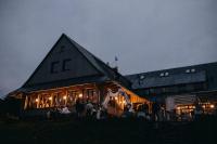 een groep mensen die buiten een schuur staat bij Dom Krawca,Schneiderbaude in Kłodzko