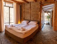 Postel nebo postele na pokoji v ubytování Bedouin Forest Residence