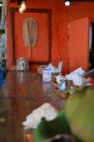 Una habitación con una mesa con jarrones. en EVA HUT Mui Ne Beach Hostel, en Mui Ne