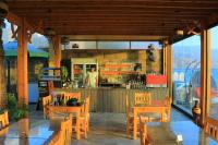 ein Restaurant mit Tischen und ein Koch in der Küche in der Unterkunft NEOM DAHAB - - - - - - - - - - - Your new hotel in Dahab with private beach in Dahab