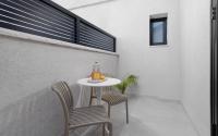 einen kleinen Tisch und zwei Stühle auf einer Terrasse in der Unterkunft אורה דירות אירוח -נץ 9- דירות נופש איכותיות לנופש שקט ואקסלוסיבי in Eilat