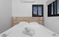 Ein Bett oder Betten in einem Zimmer der Unterkunft אורה דירות אירוח -נץ 9- דירות נופש איכותיות לנופש שקט ואקסלוסיבי
