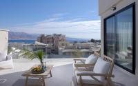 eine Terrasse mit Tisch und Stühlen auf einem Balkon in der Unterkunft אורה דירות אירוח -נץ 9- דירות נופש איכותיות לנופש שקט ואקסלוסיבי in Eilat