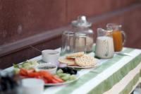 een tafel met twee borden met eten erop bij Aakash Heritage Haveli in Jodhpur