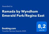 una señal azul con las palabras ramada de myanmar esmerrald park regina en Ramada by Wyndham Emerald Park&#47;Regina East, en Regina