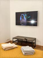 Televízia a/alebo spoločenská miestnosť v ubytovaní Place de la Mairie, Art Apparts