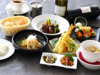 Jídlo v hotelu nebo okolí