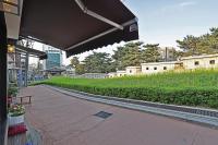 Ein Garten an der Unterkunft Jian Hanok