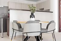 Kuchyň nebo kuchyňský kout v ubytování Silkhaus Chic 1BDR at Najmat Near Reem Central Park