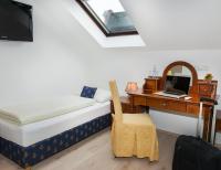 Televízia a/alebo spoločenská miestnosť v ubytovaní Hotel Bayrischer Hof