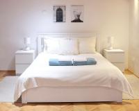 Posteľ alebo postele v izbe v ubytovaní Christie's Downtown Apartment