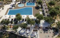 Bazén v ubytování Golden Milos Beach Ηouse by Domotel nebo v jeho okolí