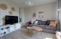 Telewizja i/lub zestaw kina domowego w obiekcie LE SMILE - 3 bedrooms - 8pers - Parking - Centre Gare
