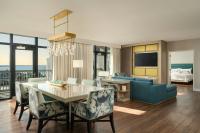 Ein Sitzbereich in der Unterkunft Hotel Effie Sandestin Resort, Autograph Collection