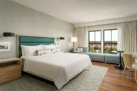Ein Bett oder Betten in einem Zimmer der Unterkunft Hotel Effie Sandestin Resort, Autograph Collection