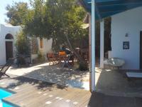 Patio alebo iná vonkajšia časť ubytovania Villa with a Character Mirabello Suites