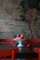 Un plato de manzanas sobre una mesa con un bol de fruta. en Hôtel les Prés, en Saint-Hilaire-le-Châtel