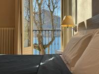 A bed or beds in a room at Casa al Lago