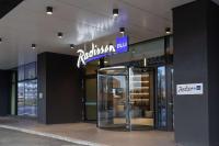 una tienda con una puerta giratoria frente a un edificio en Radisson Blu Hotel, Bergamo ChorusLife, en Bérgamo