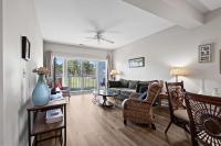 ein Wohnzimmer mit einer Couch und einem Tisch in der Unterkunft World Tour Golf Resort 206 in Myrtle Beach