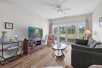 ein Wohnzimmer mit Couch und Fernseher in der Unterkunft World Tour Golf Resort 206 in Myrtle Beach