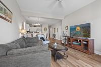 ein Wohnzimmer mit Couch und Fernseher in der Unterkunft World Tour Golf Resort 206 in Myrtle Beach