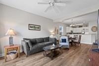 ein Wohnzimmer mit einer Couch und einem Tisch in der Unterkunft World Tour Golf Resort 206 in Myrtle Beach