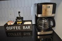 eine Kaffeebar mit Kaffeemaschine und Kaffeebox in der Unterkunft Relax at Forge Chalet Tranquil Retreat Near Attractions in Pigeon Forge