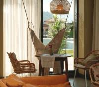 un soggiorno con tavolo, sedie e un'amaca di Sunset at Greenside - Sea & Mountain View a Batumi